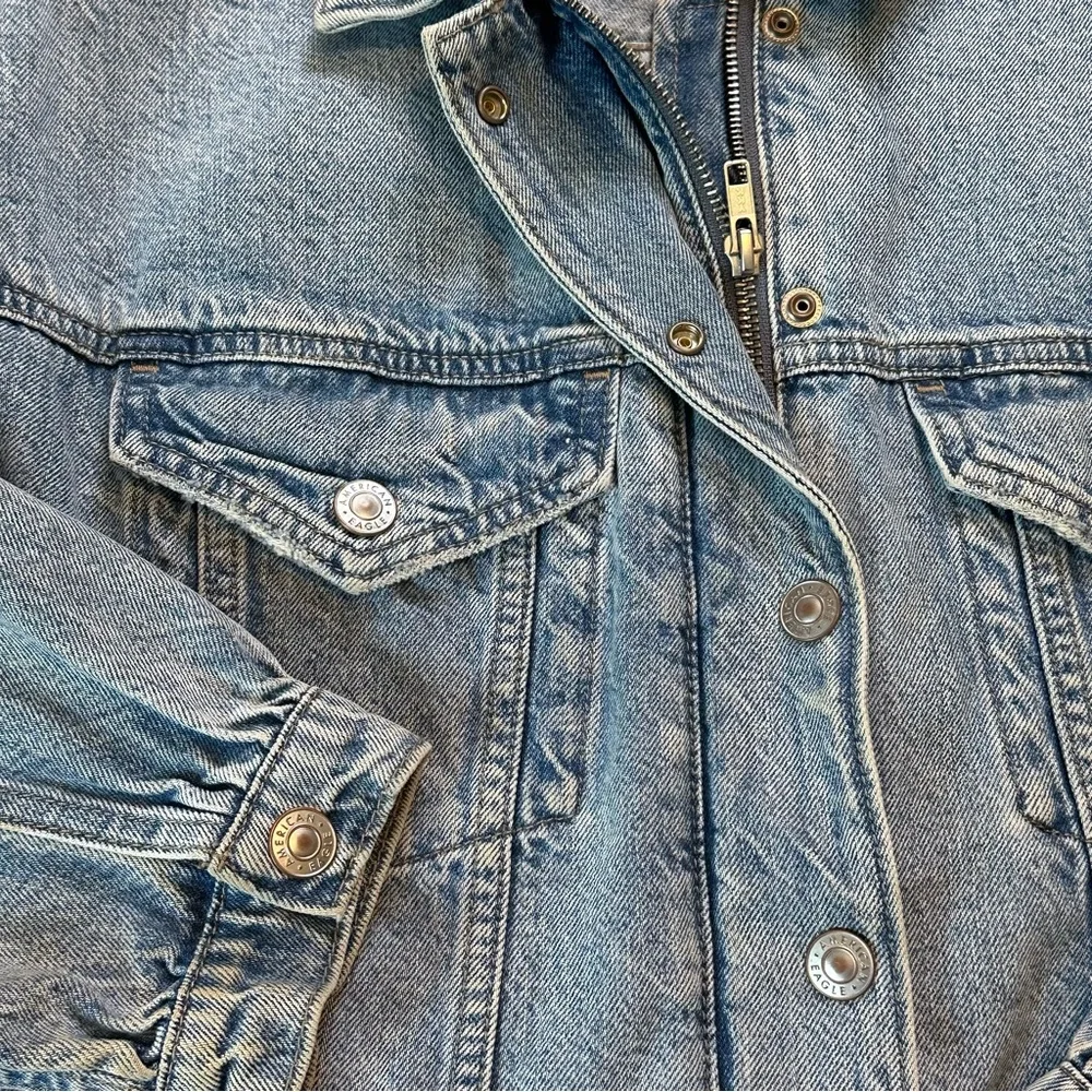 🔆 AMERICAN EAGLE Cropped Raw Hem Hooded Distressed Denim Jean Jacket Size Medium - Picture 7 of 10
